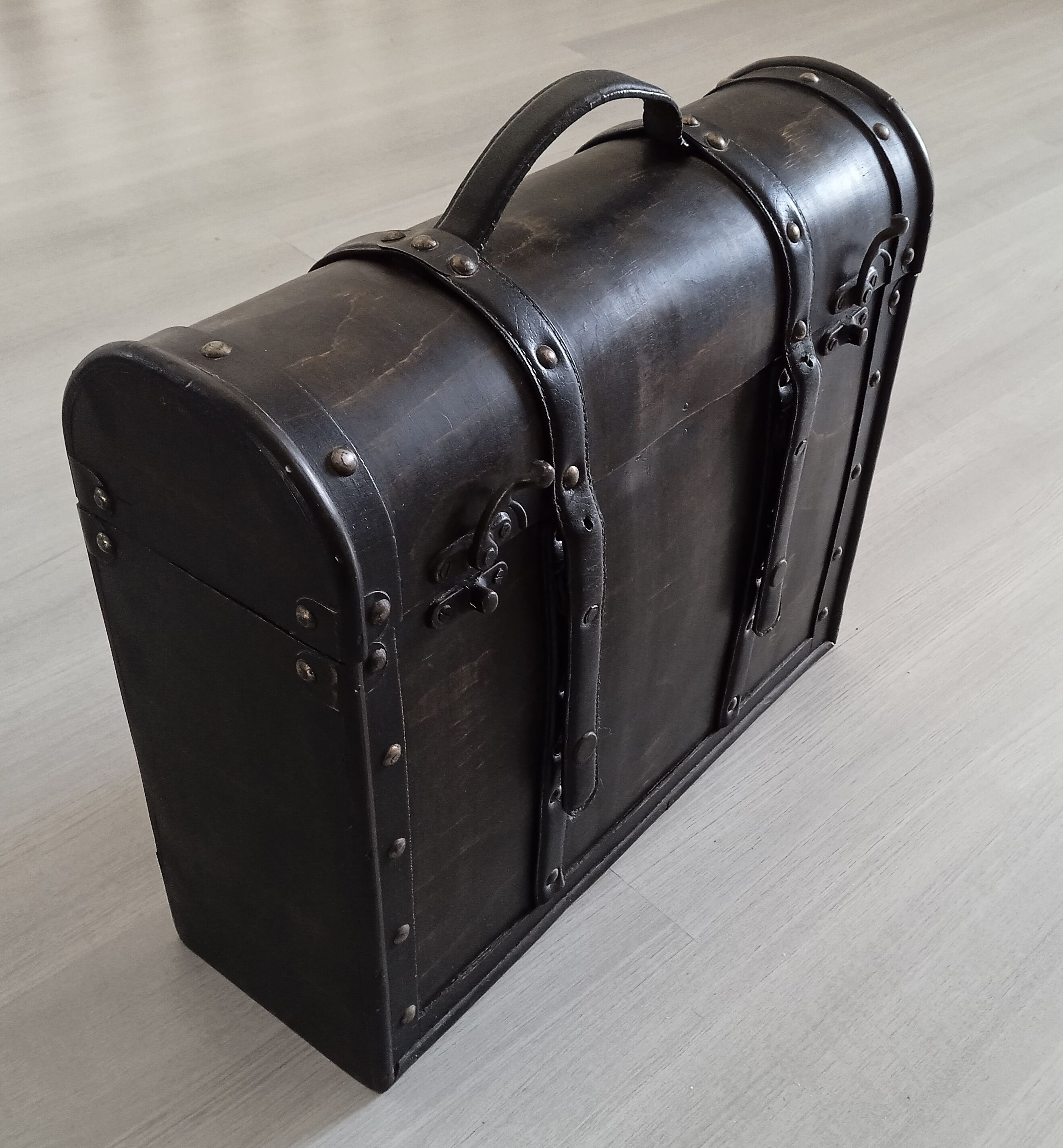 Mini bar vintage wooden briefcase