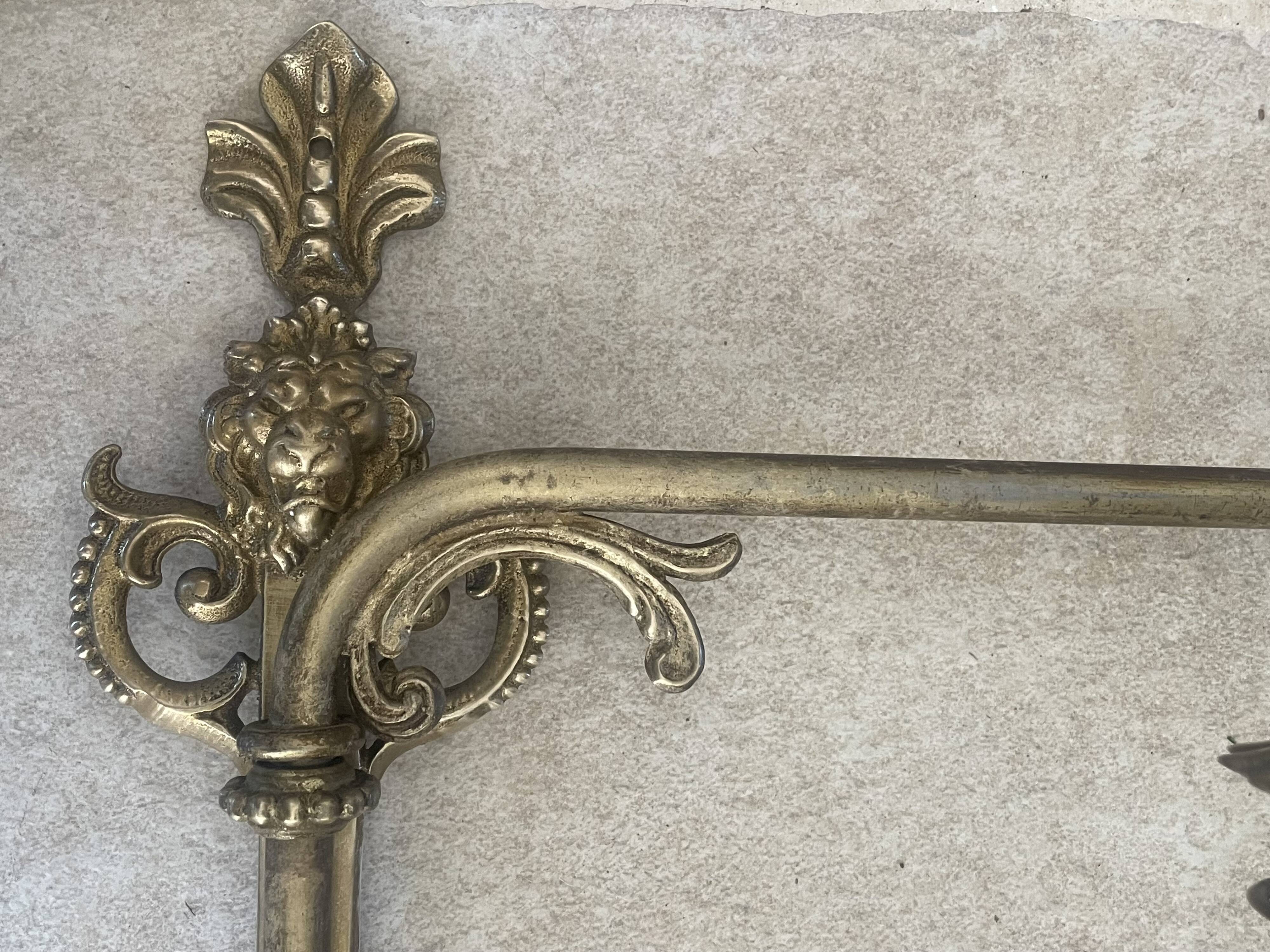 Adjustable wall light in brass and gold metal.