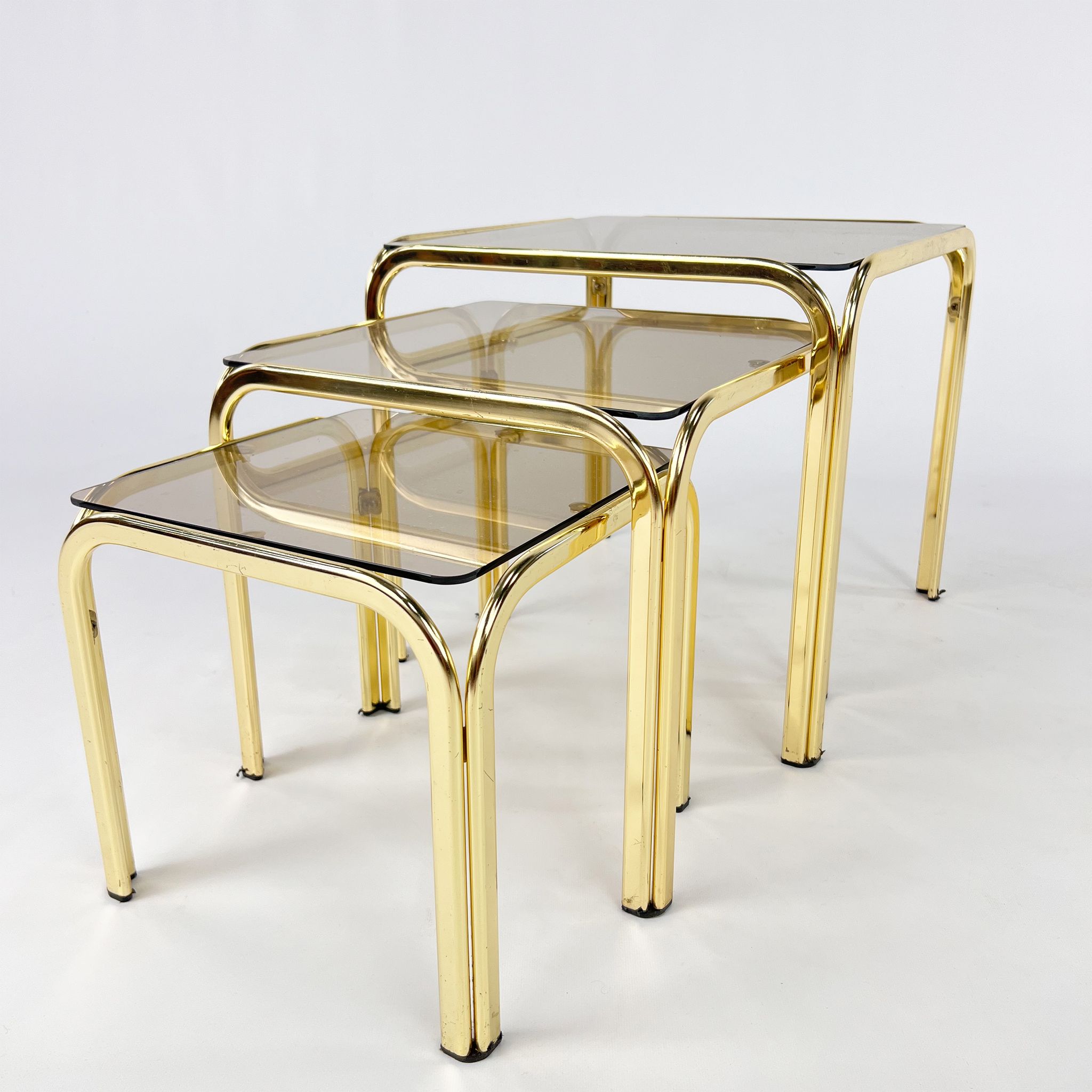 Tables gigognes en laiton et verre fumé, années 1970