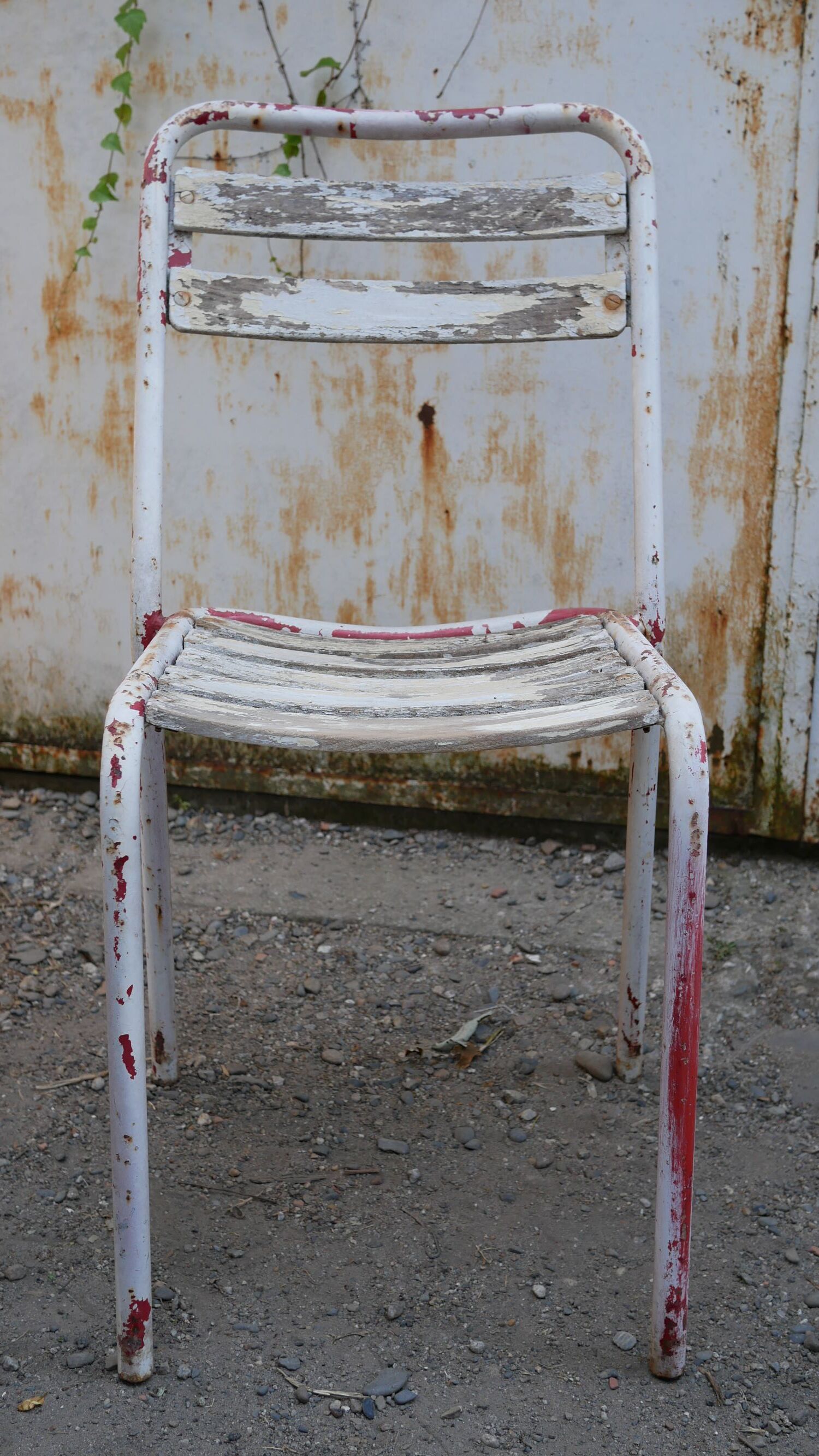 Chaises Tolix t2 par Xavier Pauchard