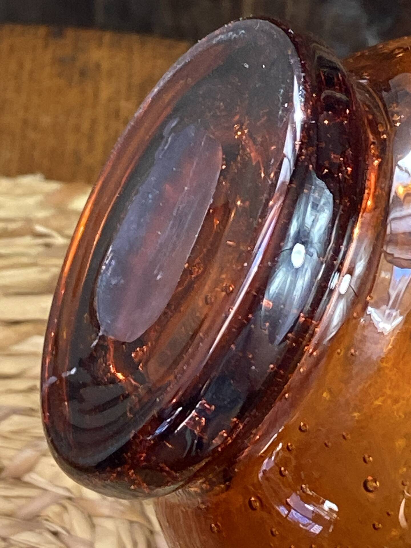 Grand pichet en verre bullé ambré 