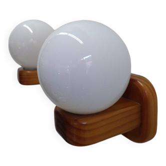 Paire d'appliques scandinave en pin et opaline, 1980