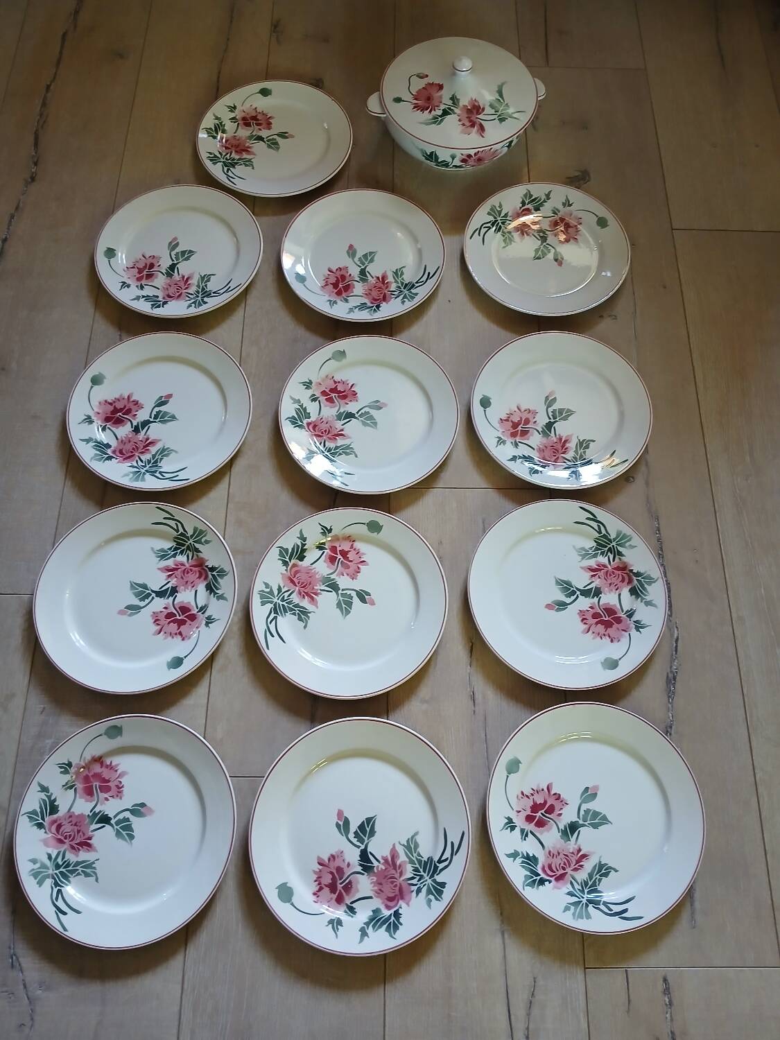 12 antique flat plates + HBCM soup tureen