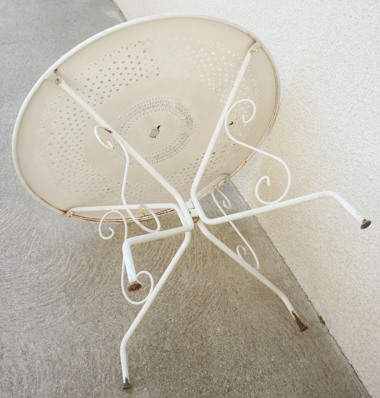 Vintage metal garden table, removable in 3 parts