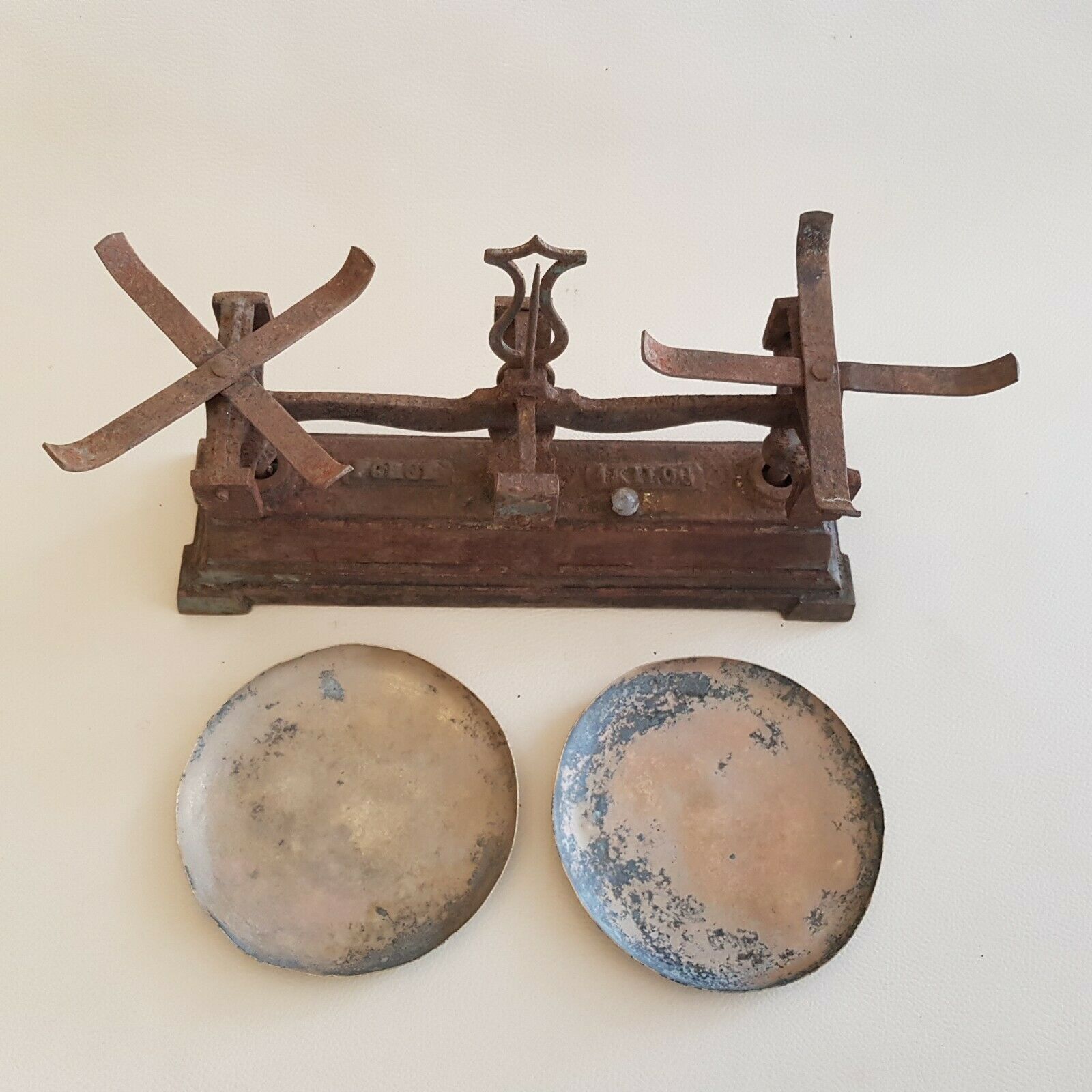Old small scale in cast iron and copper