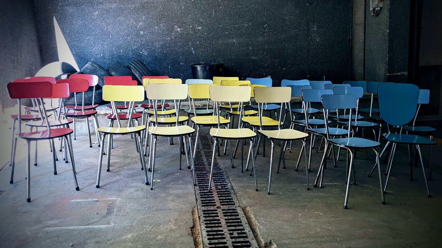 Lot de 38 chaises en formica