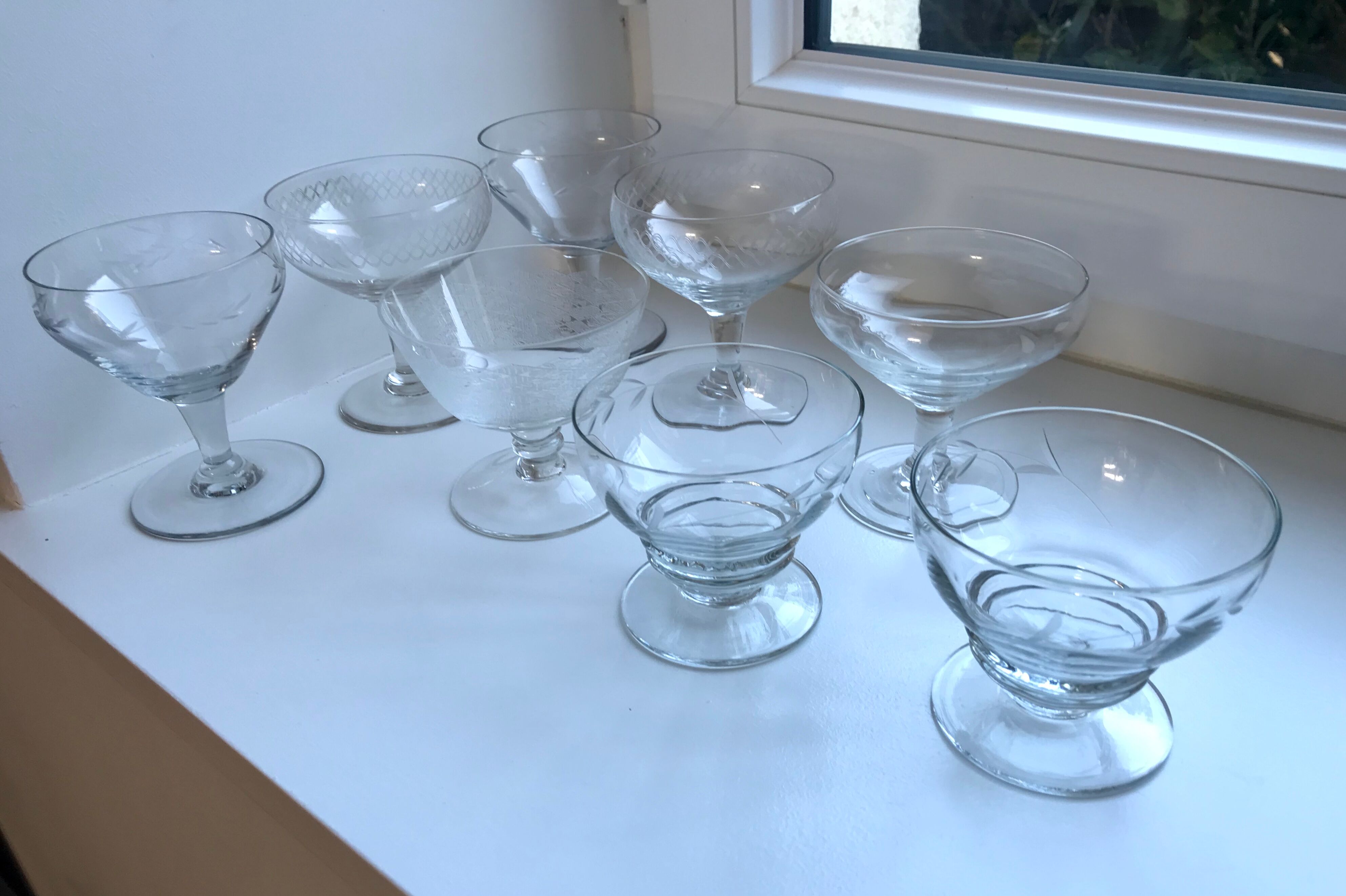 Set of 8 champagne glasses in crystal engraved 50s