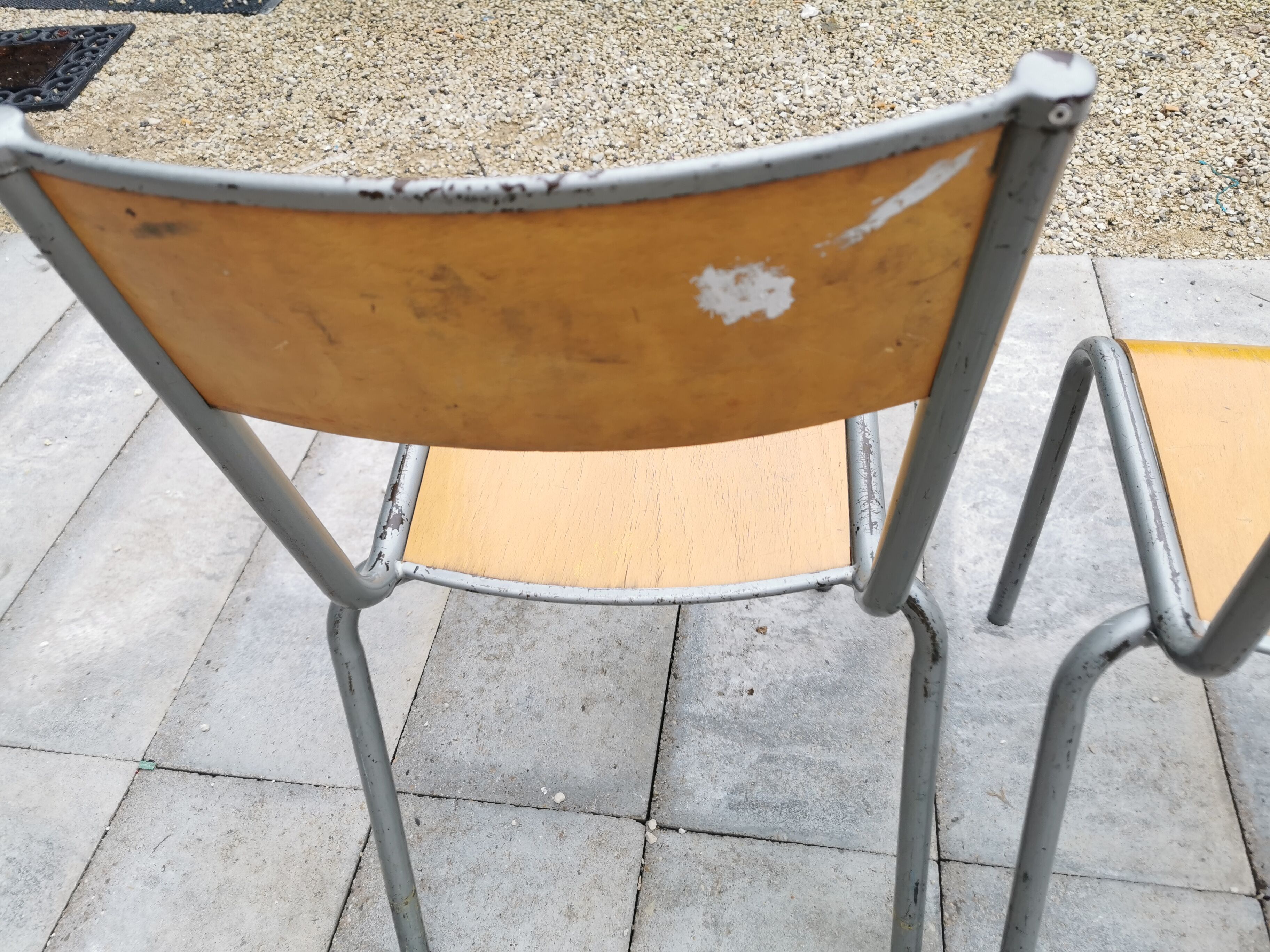 Lot de trois chaises d'école vintage