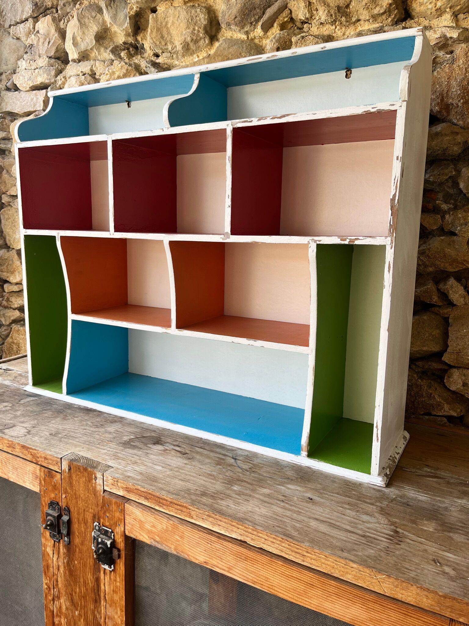 Wall-mounted or free-standing wooden locker shelf
