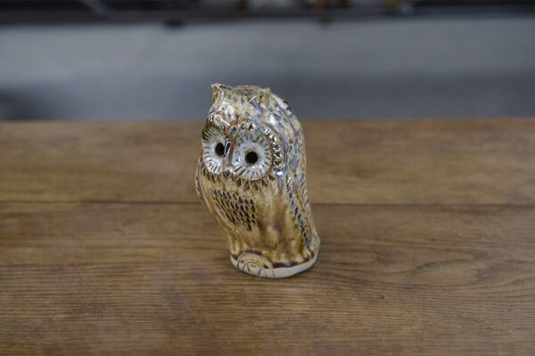Hibou en grès émaillé par Judy Taylor