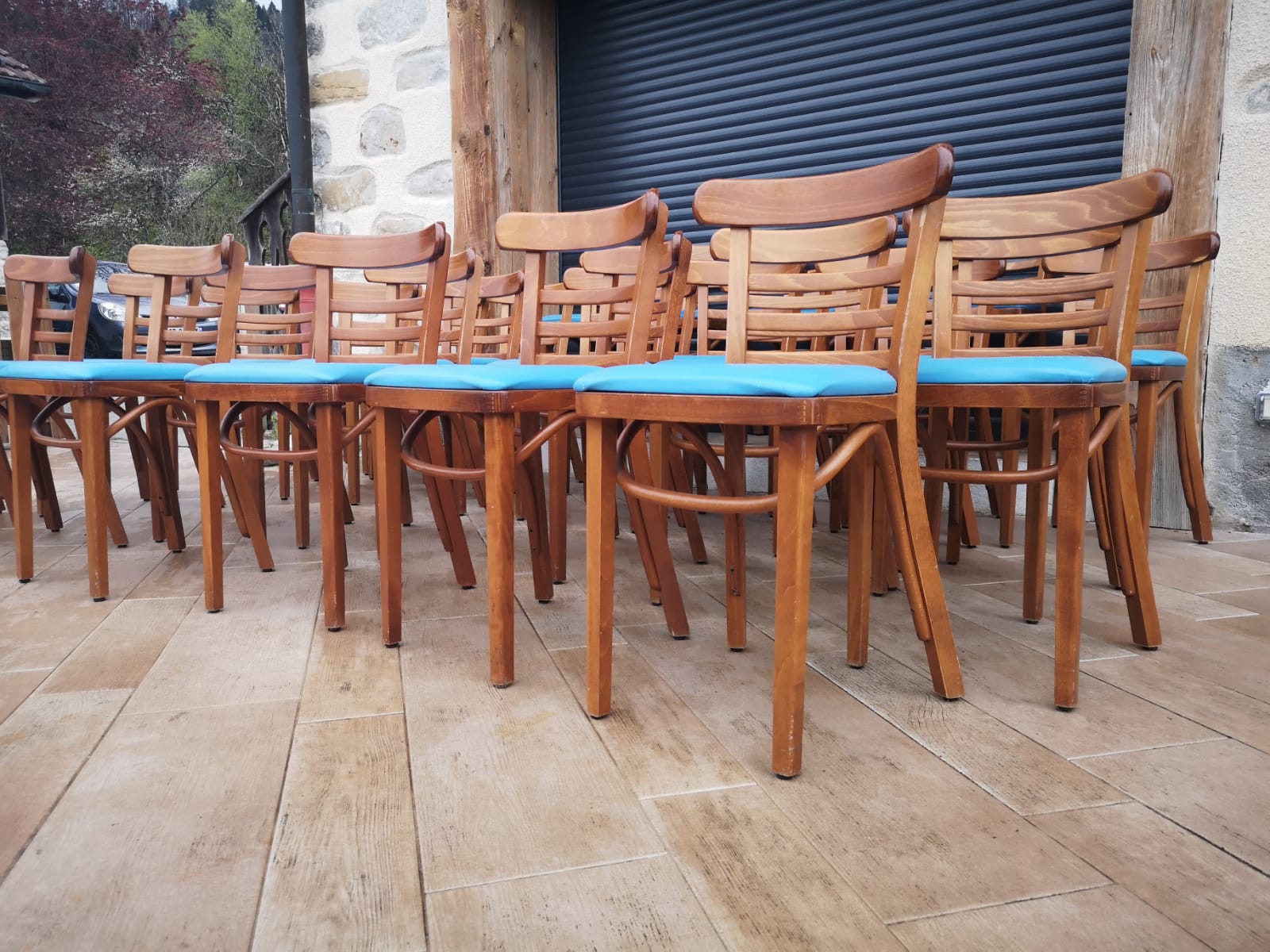 Lot de 24 chaises de bistrot restaurant vintage
