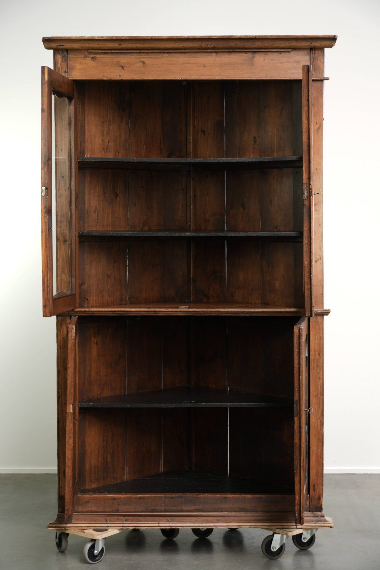 Practical old pine Dutch corner cabinet with nice details and patina