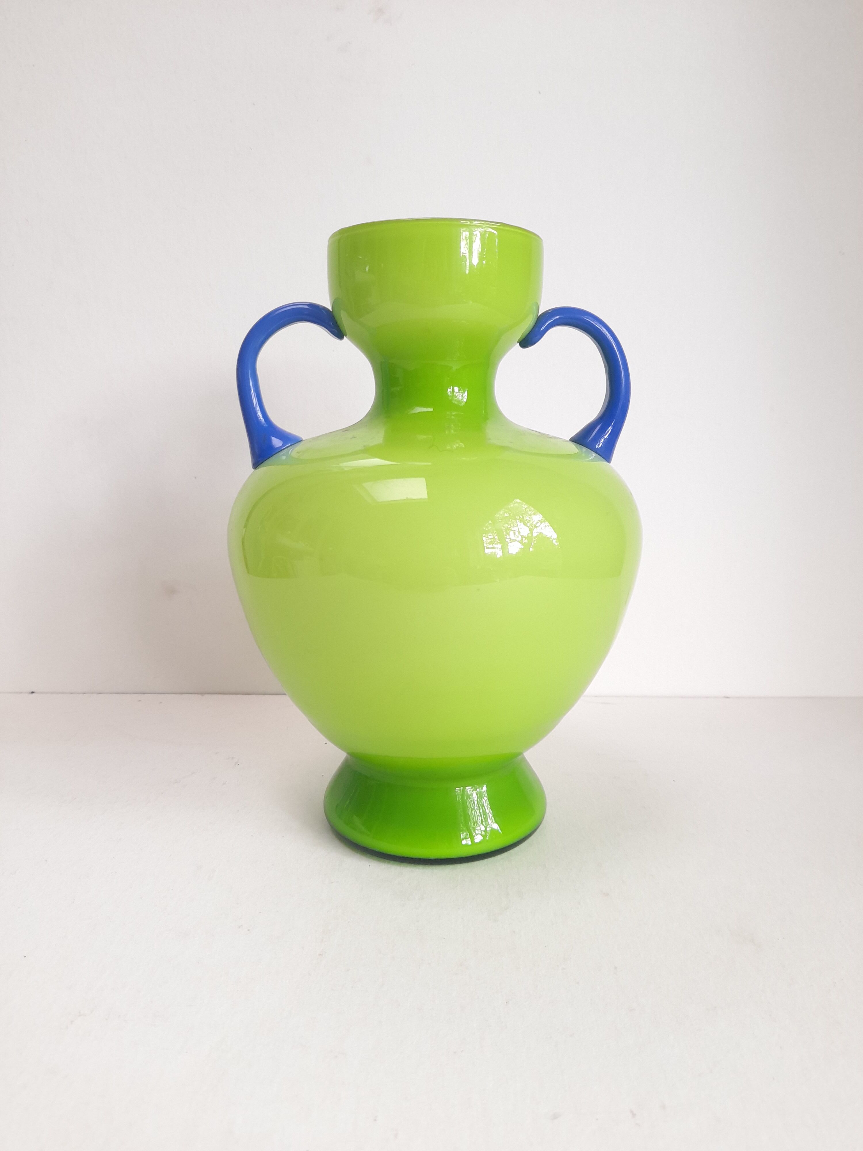 Vase vert à anses bleues en opaline italienne