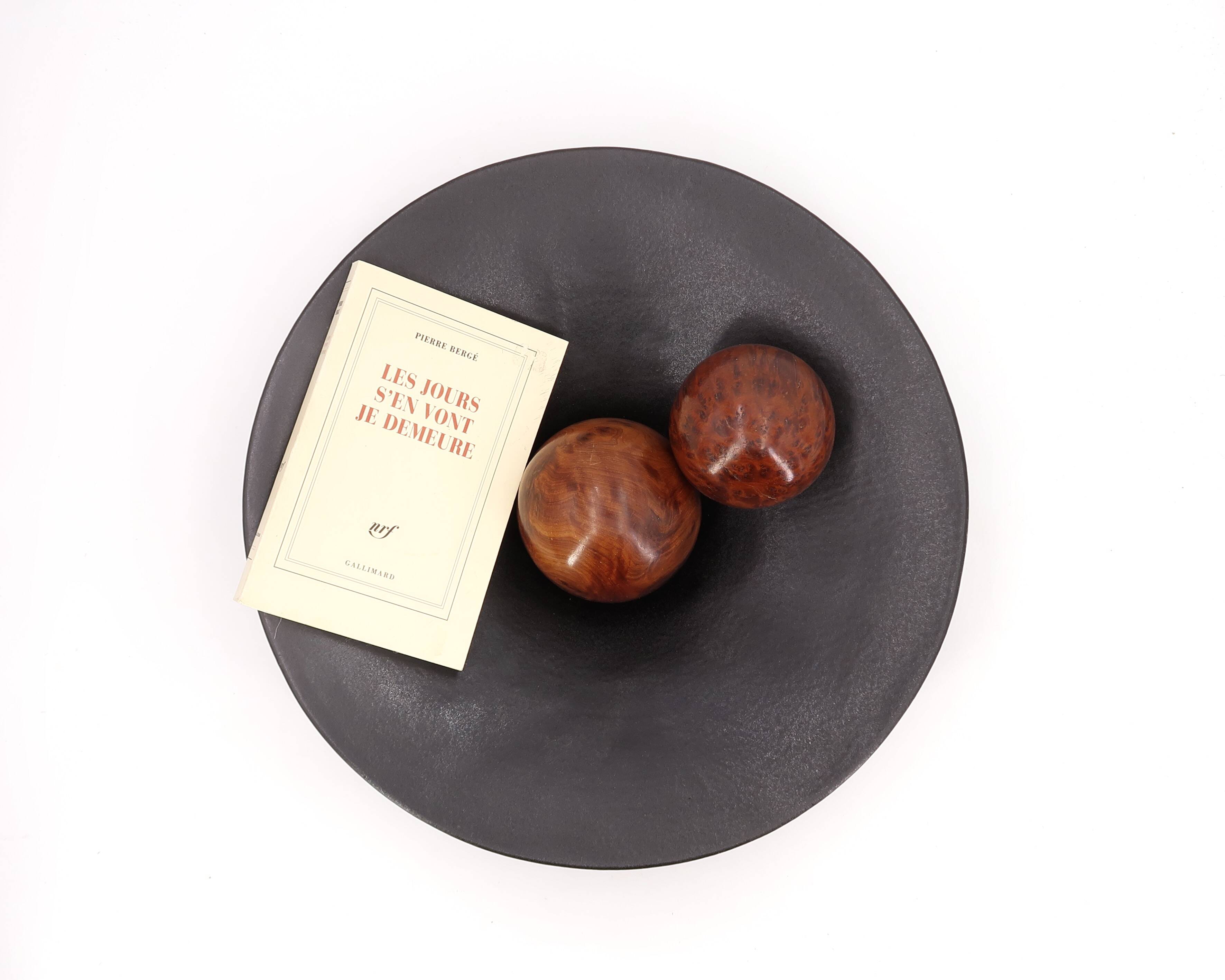 Black ceramic centerpiece on foot, La Bergerie Vallauris