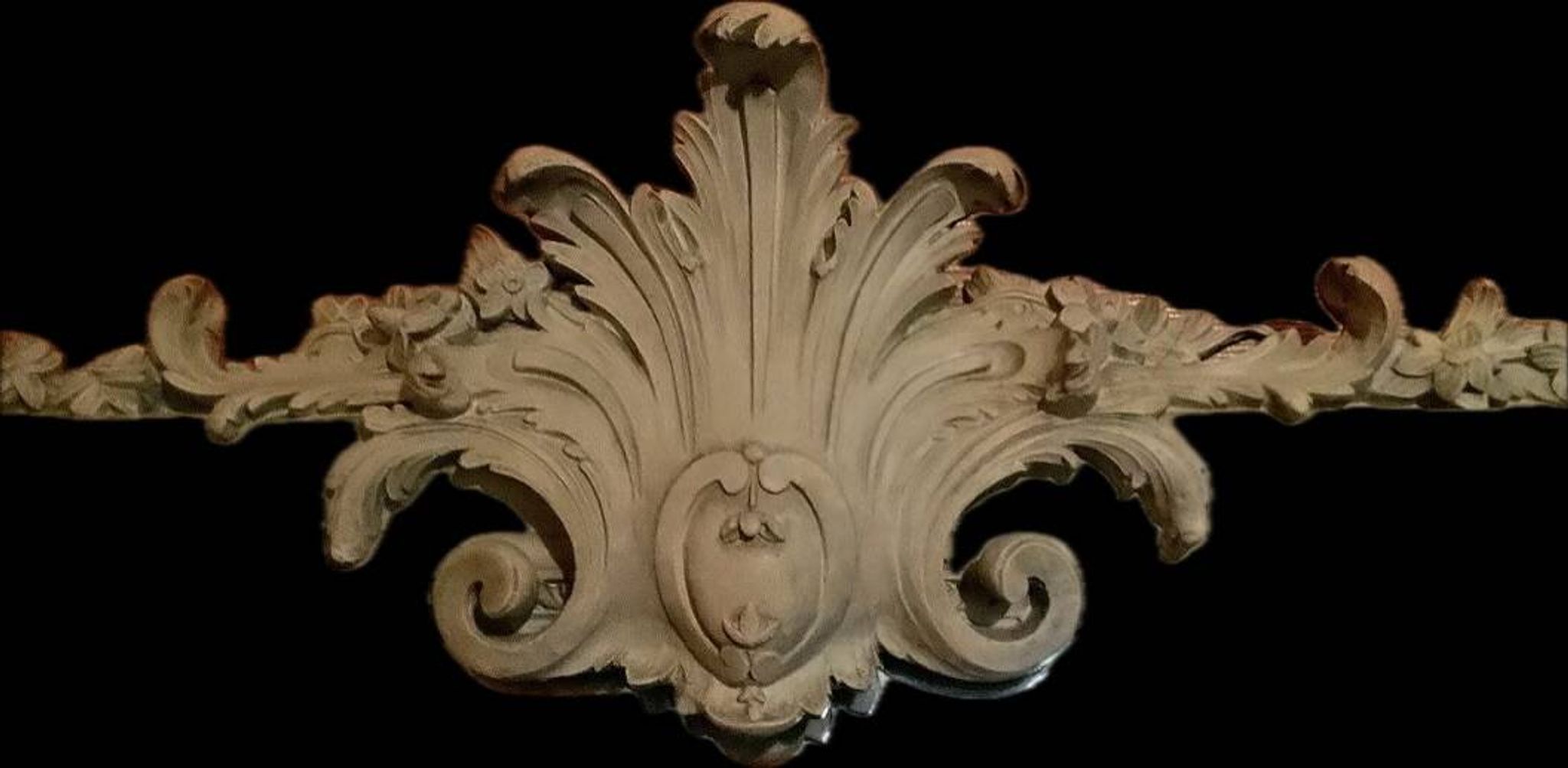 Large Louis XV mirror from the late 19th century, with floral motifs.