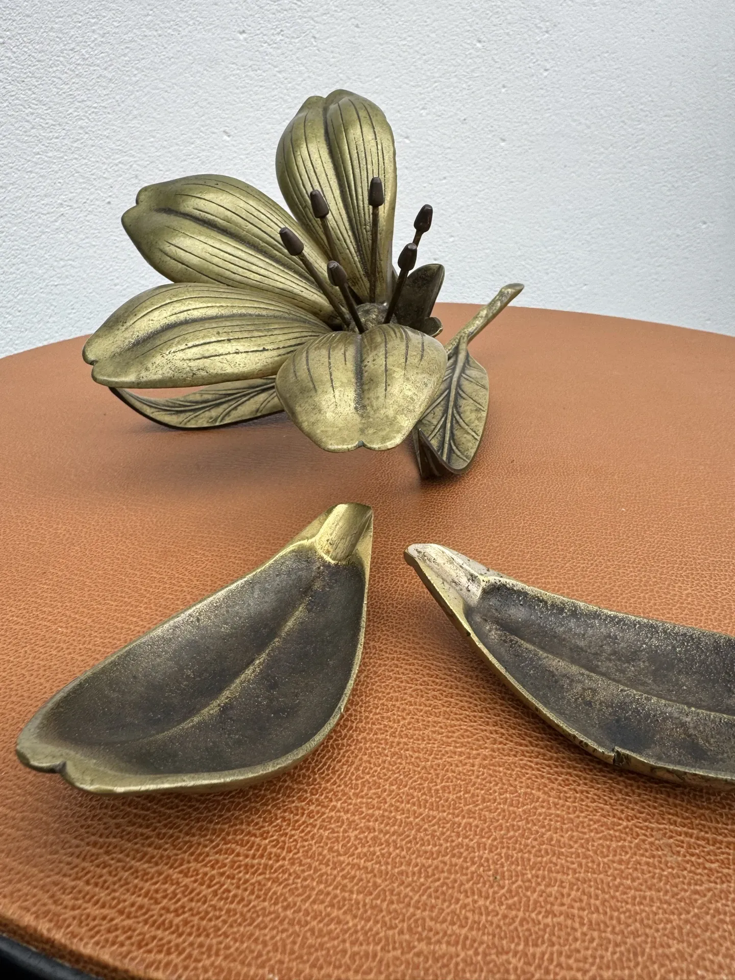 Fleur cendrier laiton massif années 60