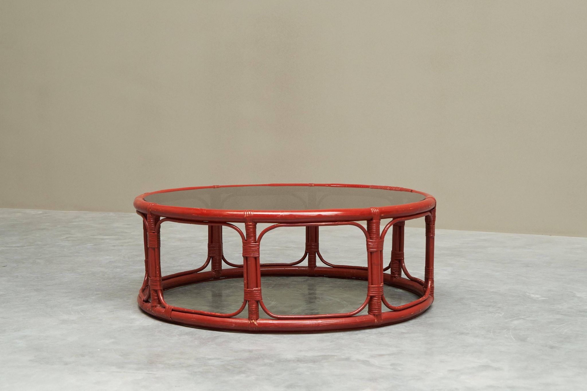 Table basse « Sang de Boeuf » en bambou laqué et verre, 20ème siècle