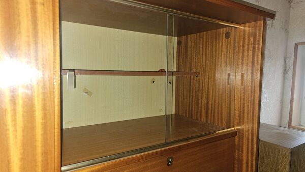 Secrétaire bar années 60 en placage teck avec vitrine coulissante