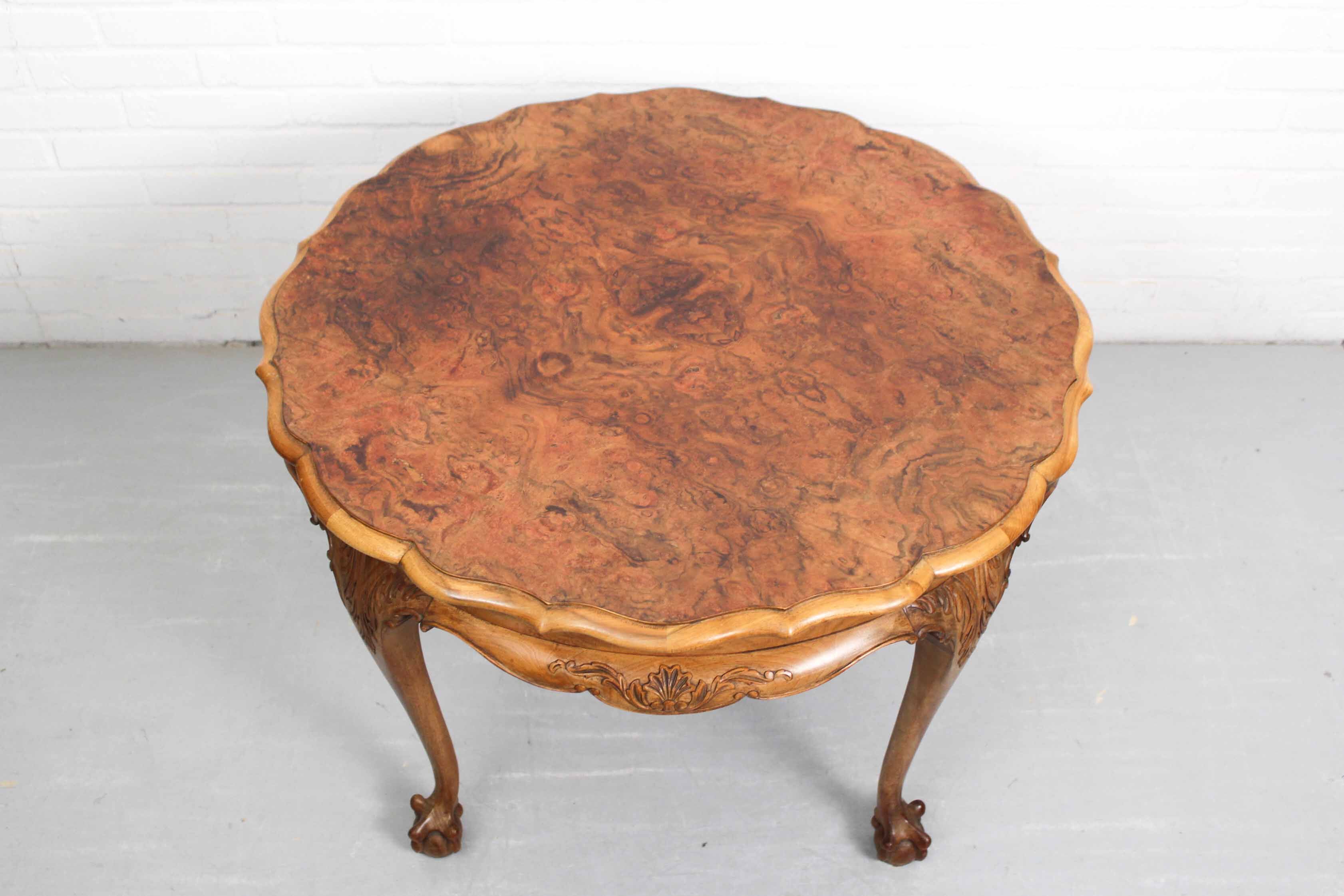 Coffee table in Baroque style, mid century, with claw foot legs, burl wood scalloped top