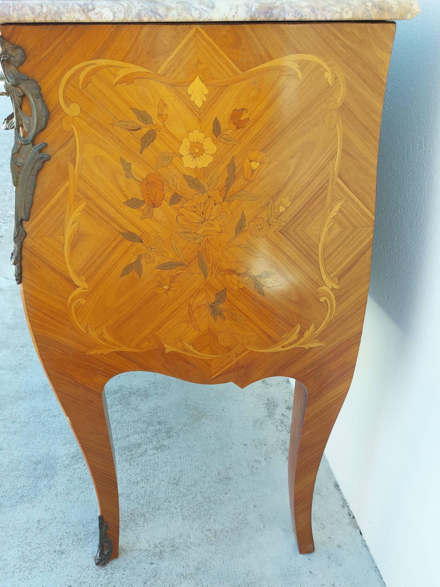 Louis XV chest of drawers in rosewood marquetry