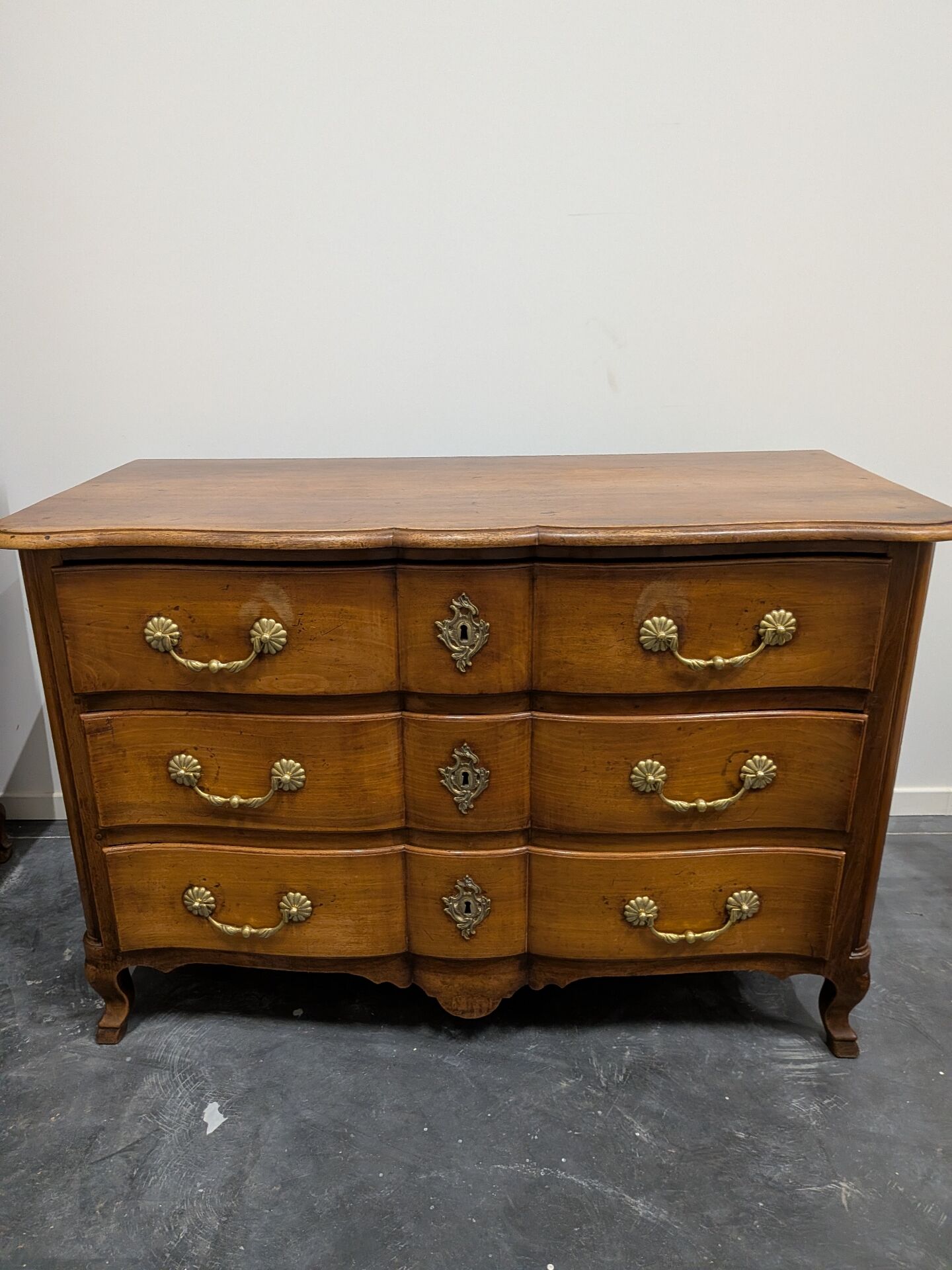 Louis XV crossbow commode in walnut, three drawers, 18th century.