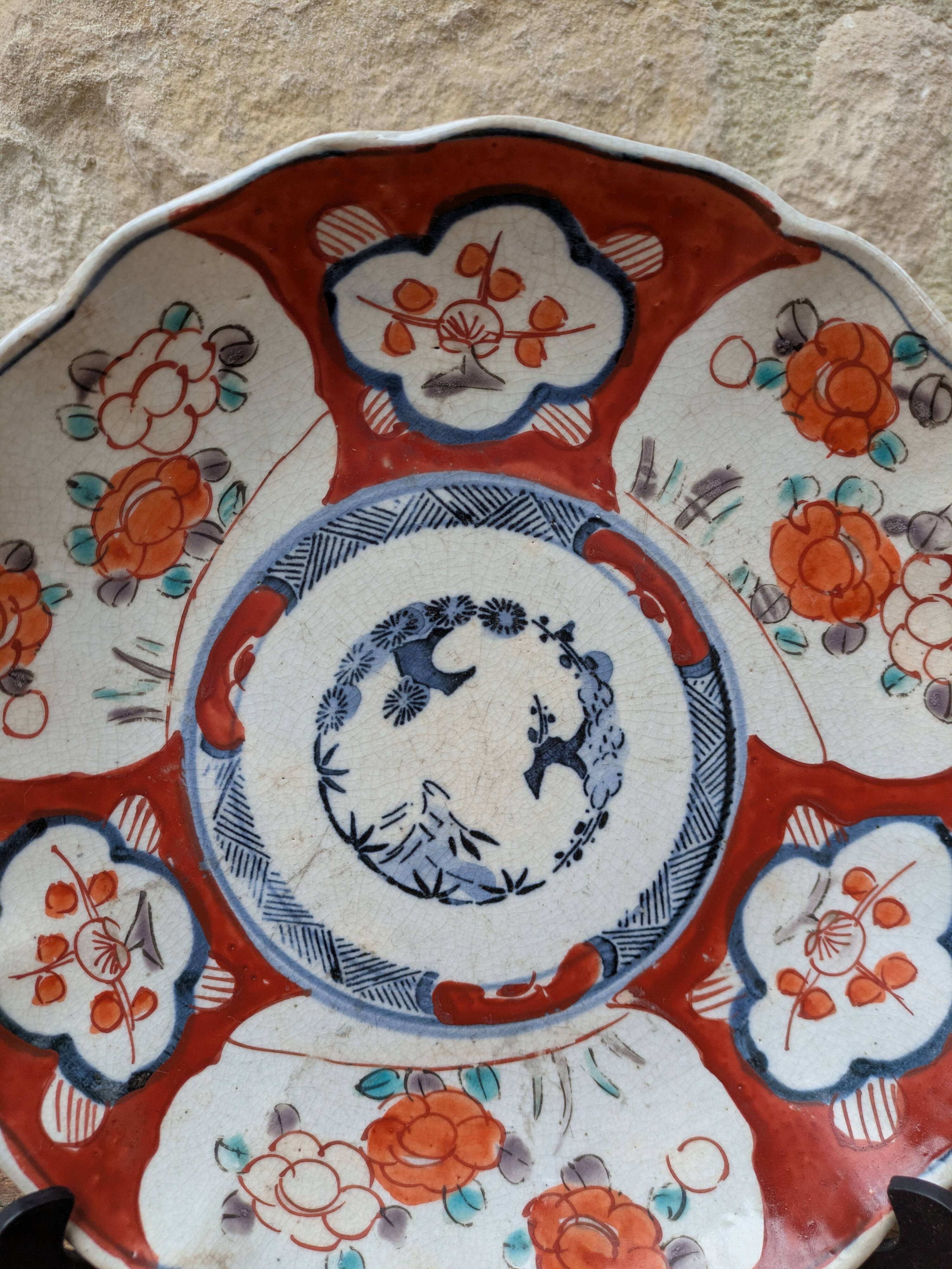 Antique Imari deep plate with red and blue floral decoration, 21.5cm.