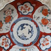 Ancienne assiette creuse Imari à décor de fleurs rouge et bleu 21.5cm