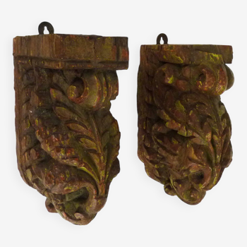 Paire de bougeoirs muraux indien sculpté en bois. XIXème
