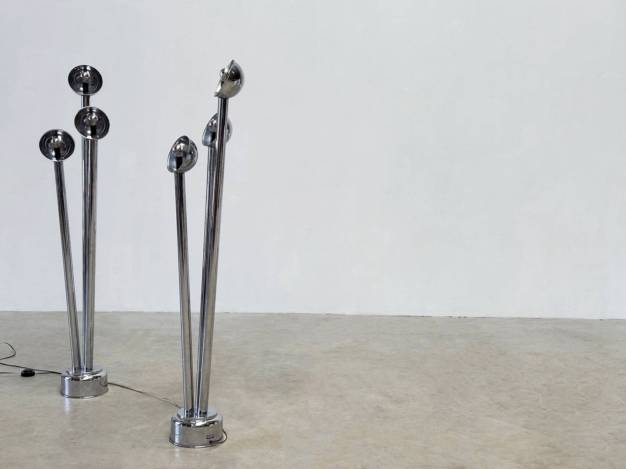 Paire de rares lampadaires chromés de Jules Dewaele