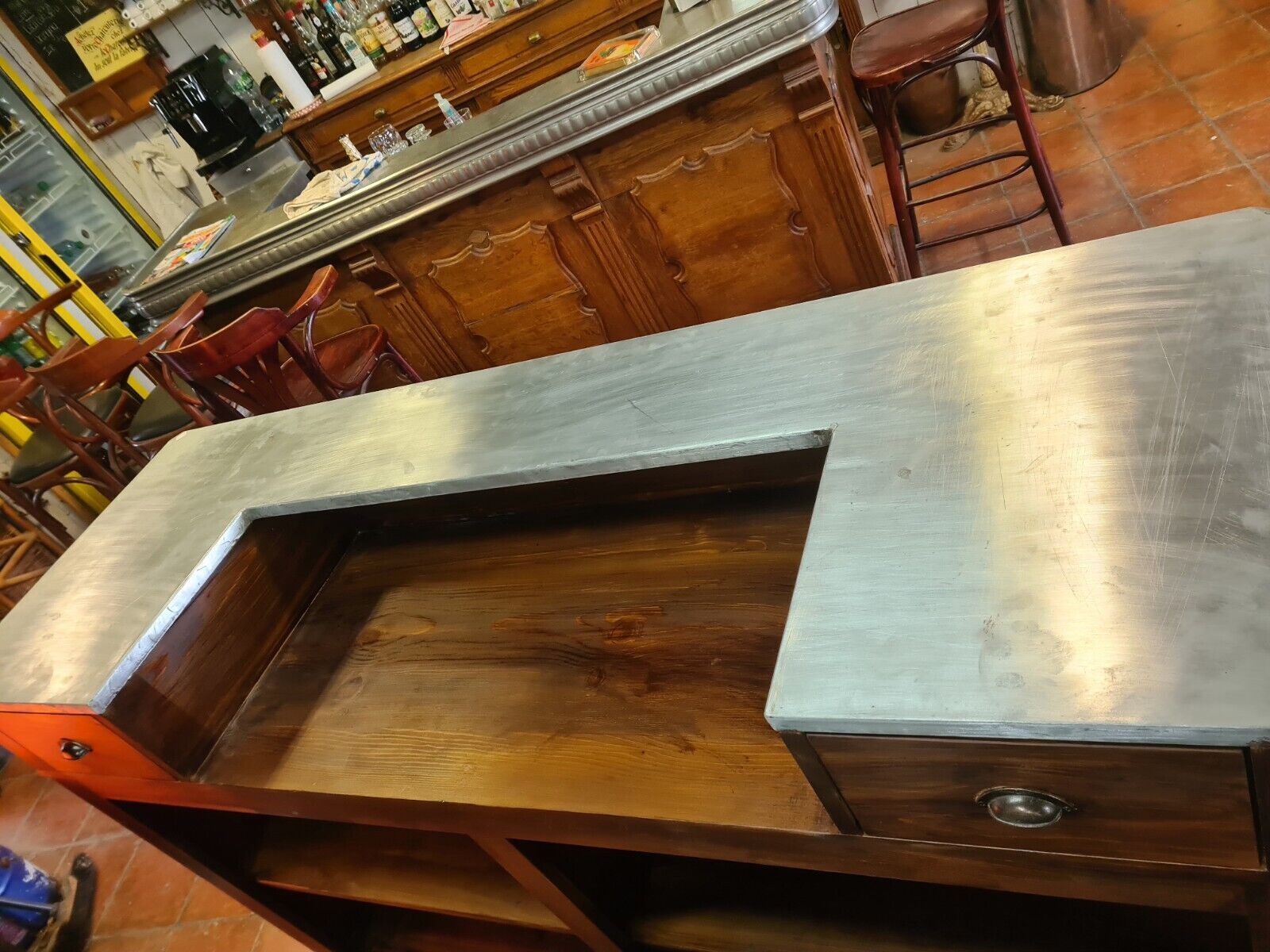 Coffee counter with zinc tray