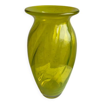 Vase en verre à l’uranium tourbillonné – vert citron – soufflé à la main – 30 cm