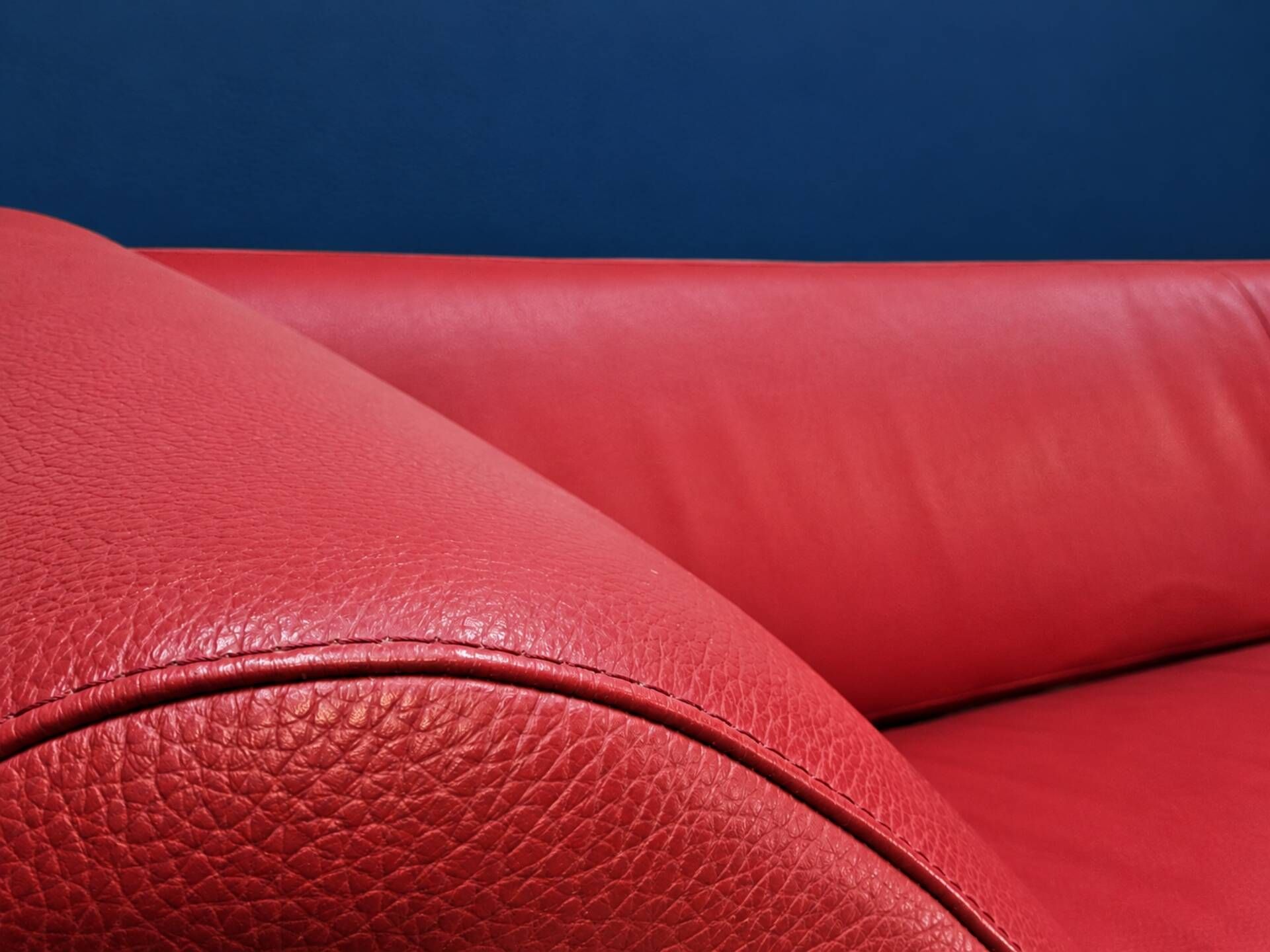 Vintage red leather Leolux Arabella design sofa used