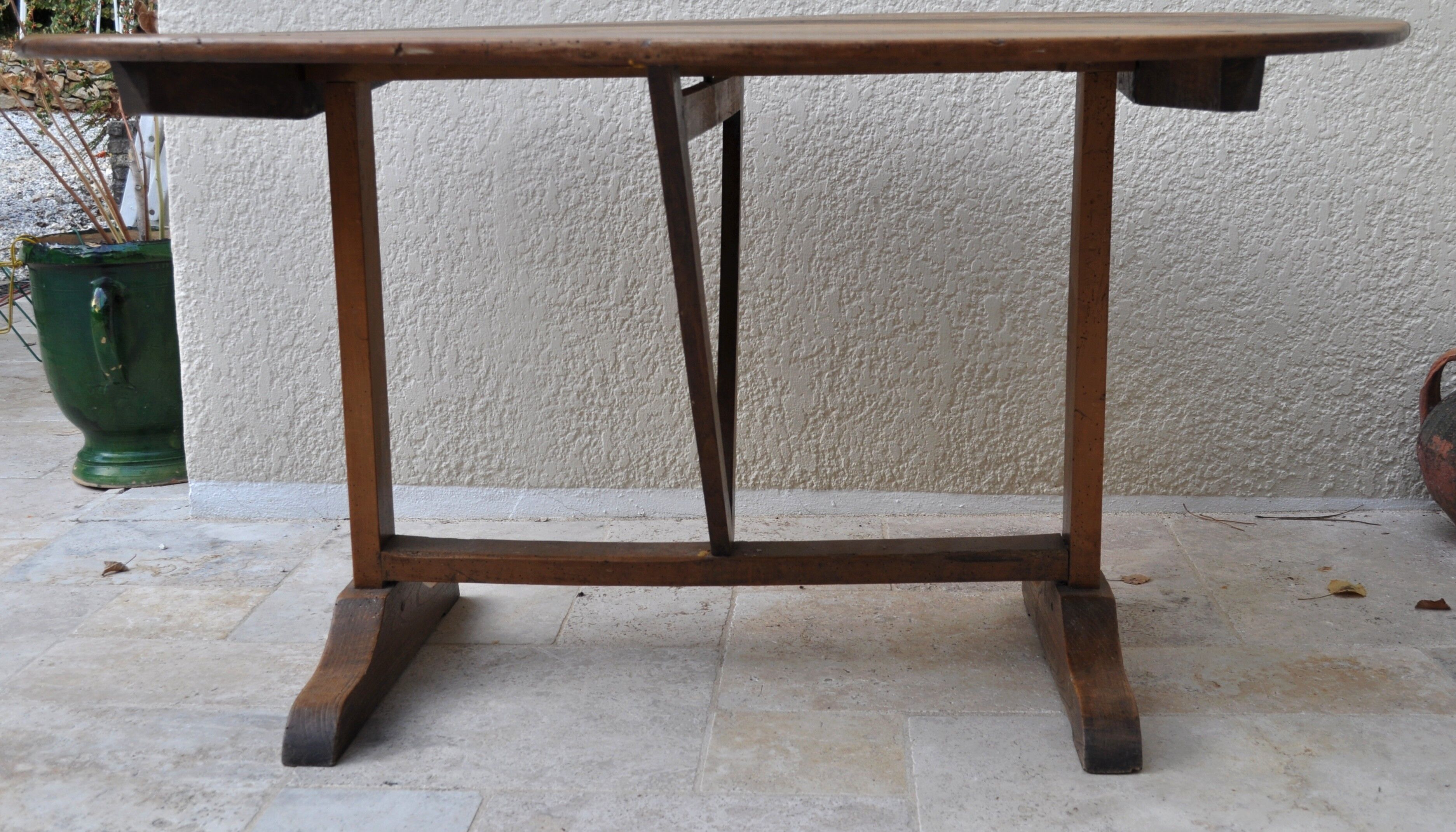 Oval table winemaker