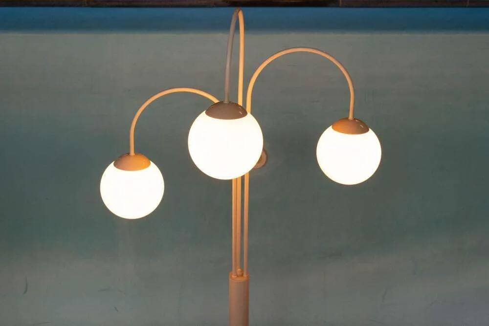 Minimalist floor lamp cascade space age white