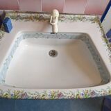 Lavabo fleuri rétro