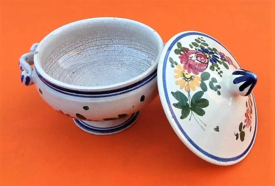 Petit bouillon sur piédouche  Ancienne céramique polychrome