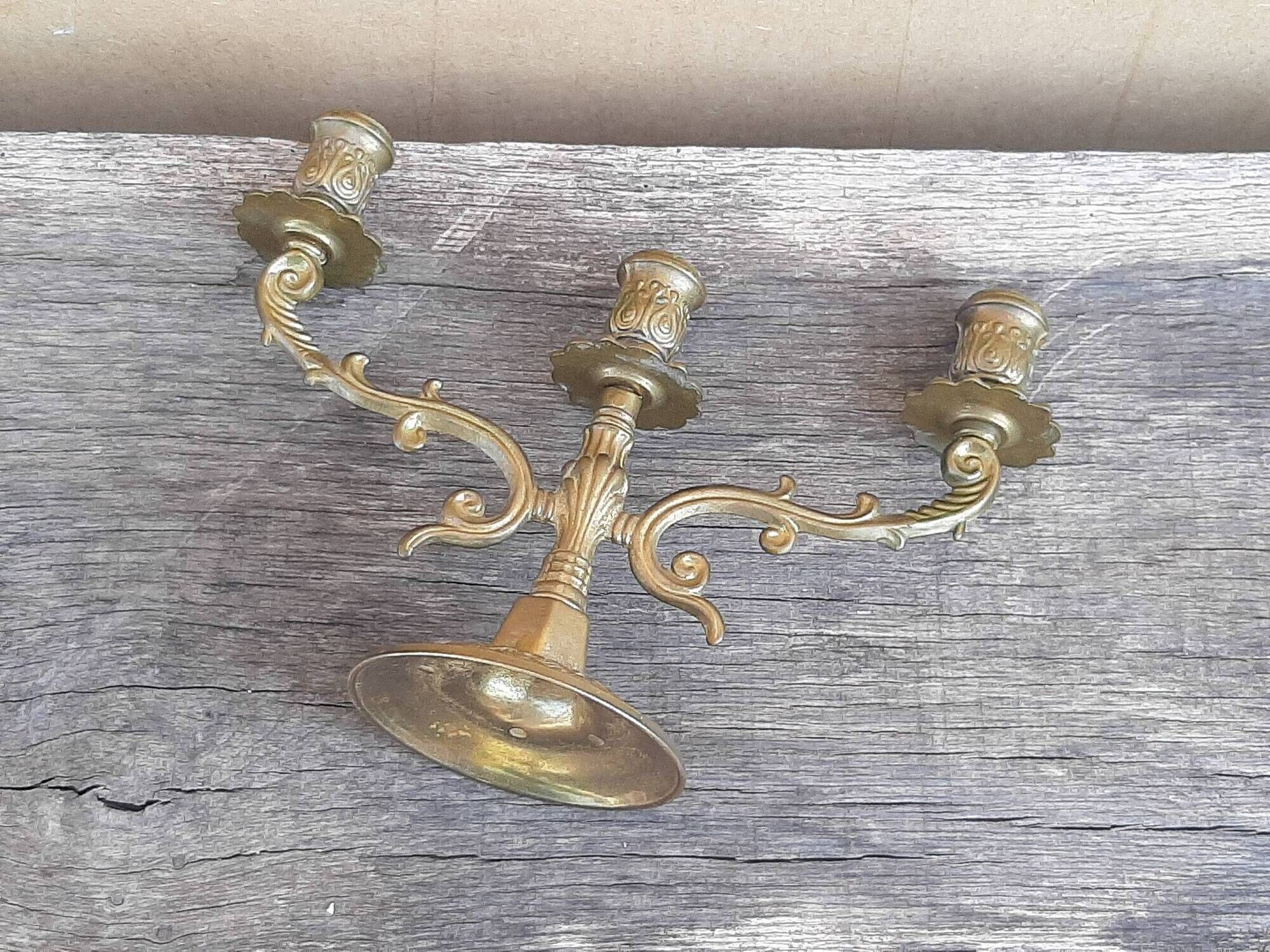 Three-light chandelier in brass metal