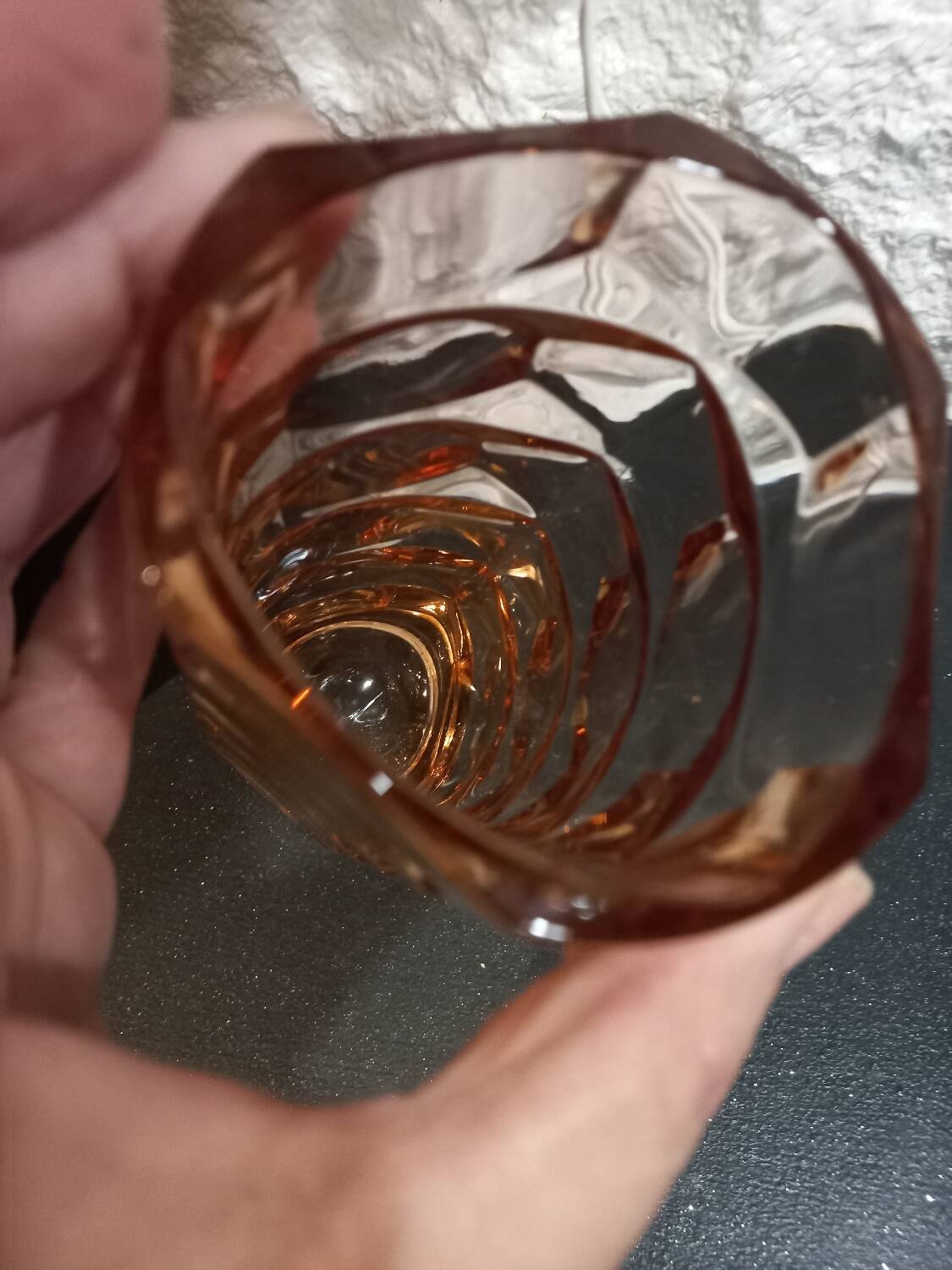 Vase en verre rose