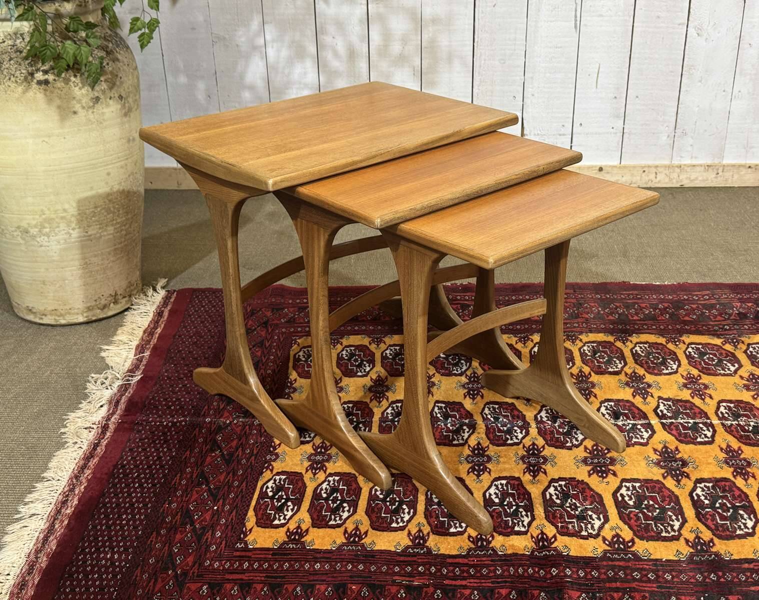 Suite de tables gigognes en teck des années 1970 de la marque GPlan