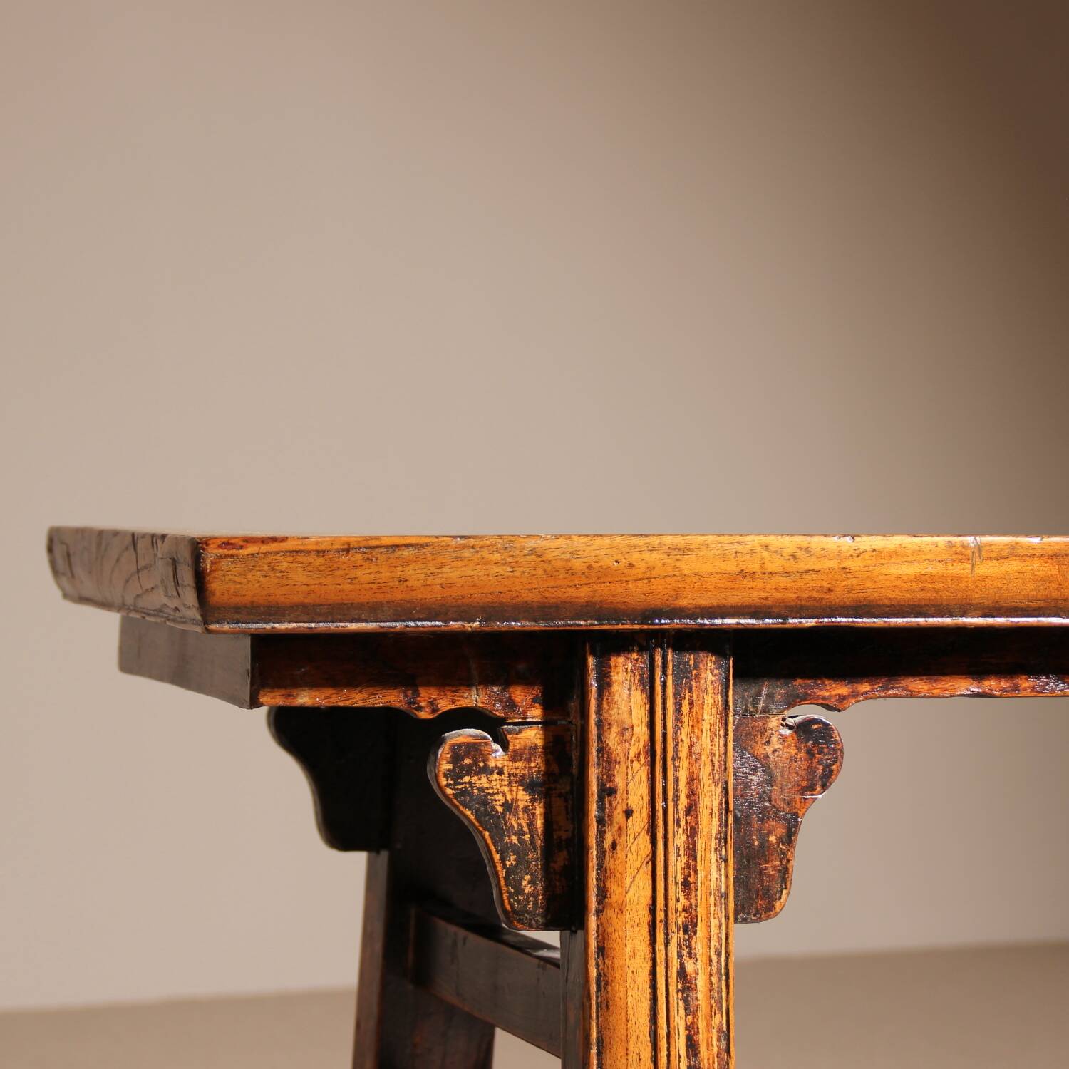 Ensemble de banc, tabouret et table basse 'Wabi Sabi' primitif en chêne massif.