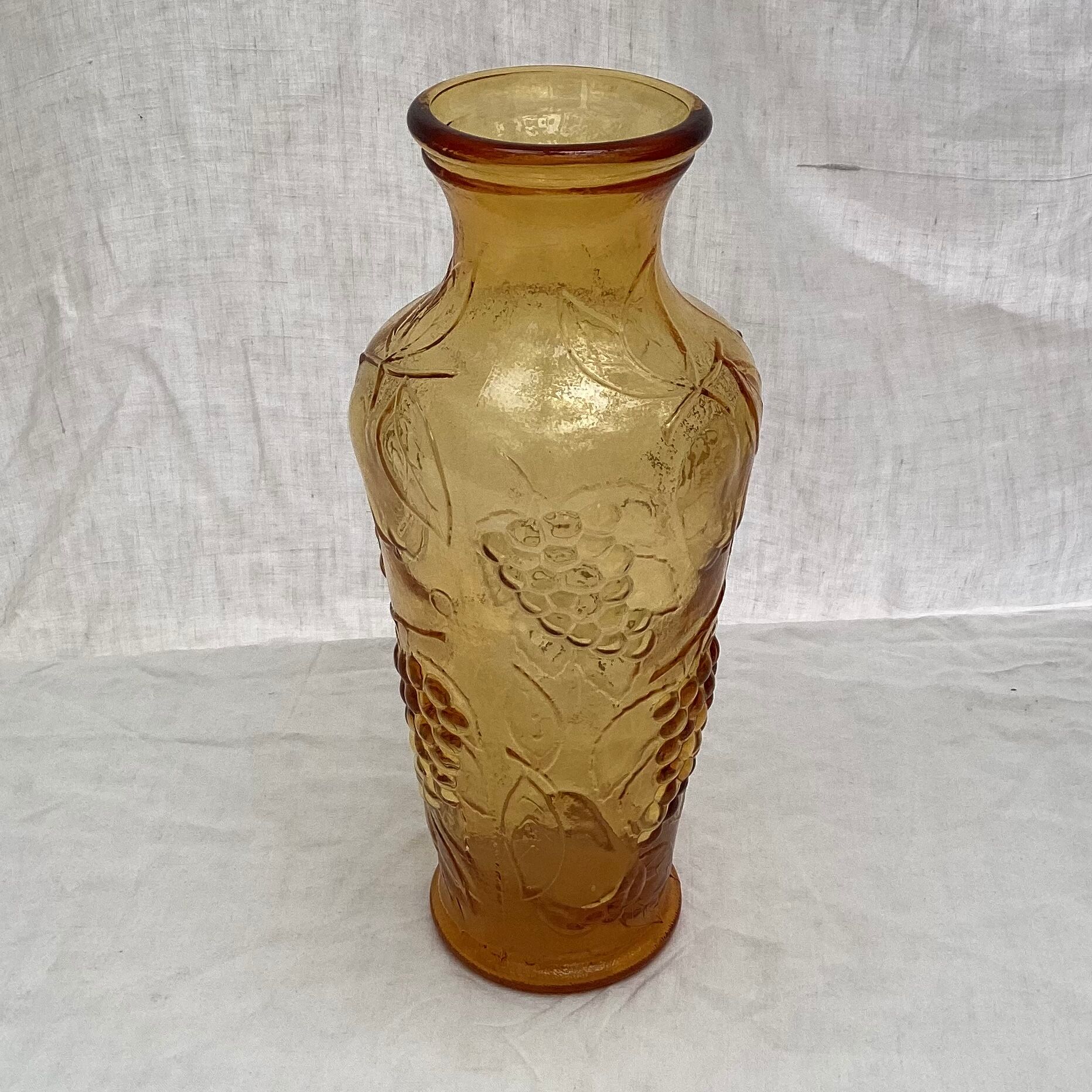 Italian vase in amber colored glass around the 1970s dimension -H-32,5cm L-14cm-