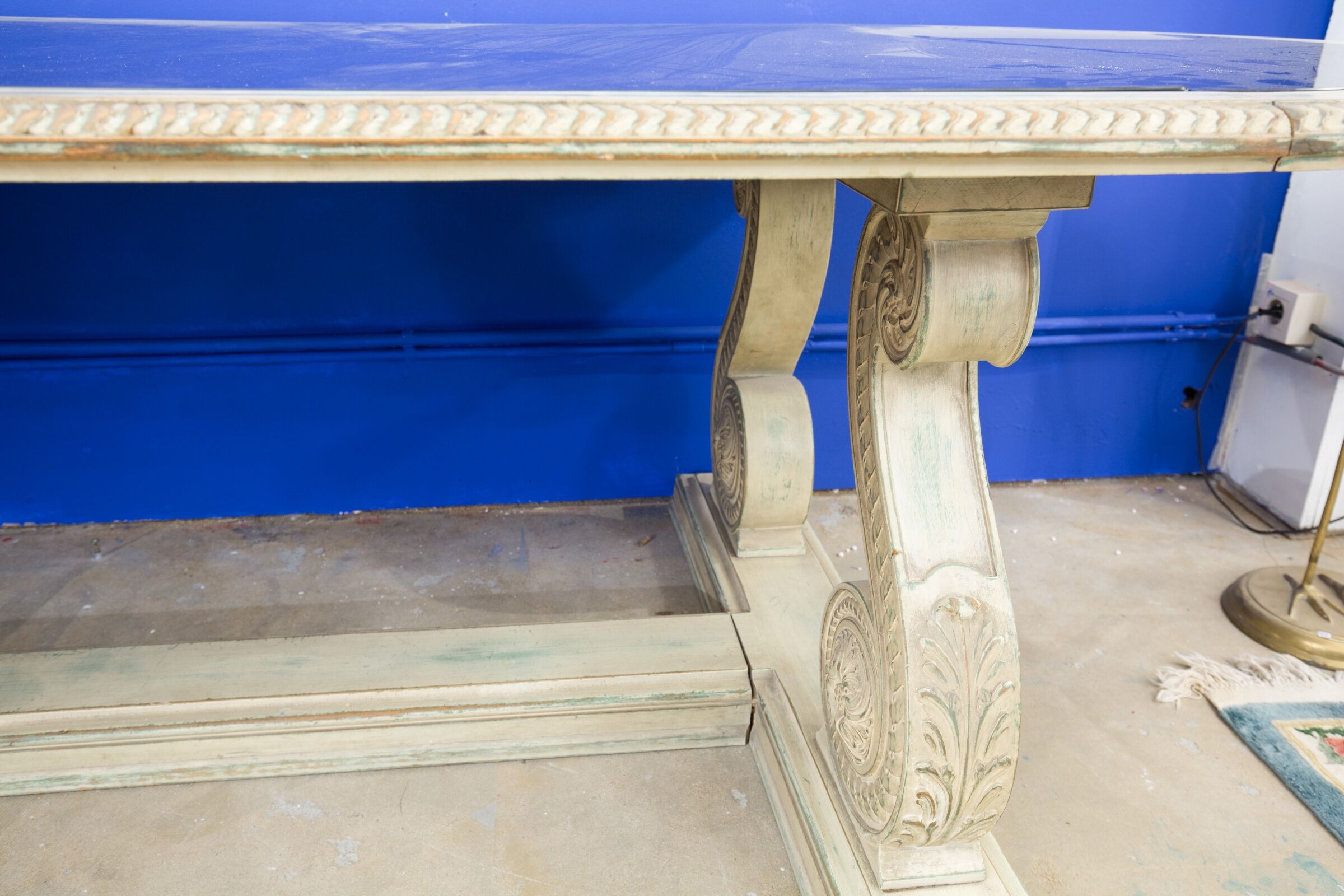 Table 40 years, surface mirroitante, structure in painted wood.