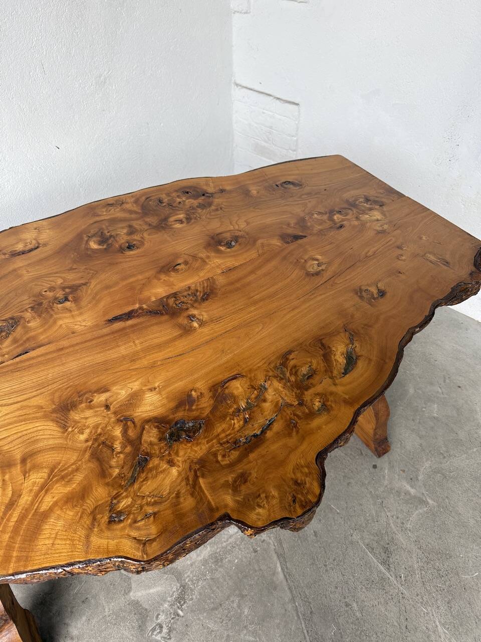 Table artisanale en orme massif, art populaire