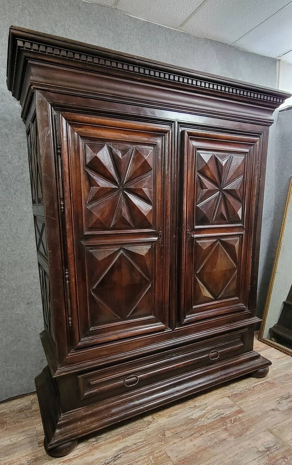 LXIII period cabinet with diamond points in molded walnut / 17th century