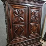 LXIII period cabinet with diamond points in molded walnut / 17th century