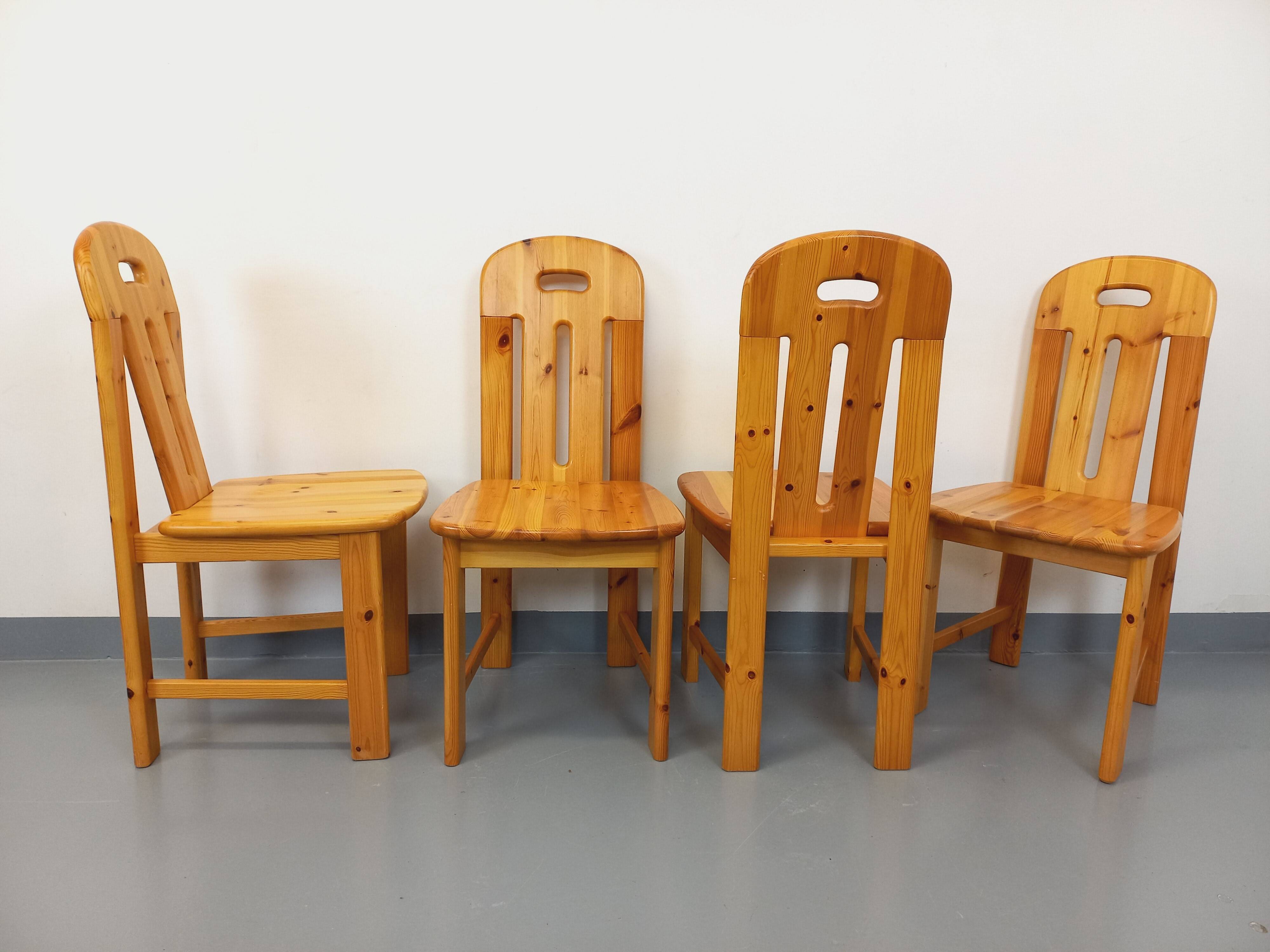 Set of 4 vintage pine chairs from the 70s and 80s