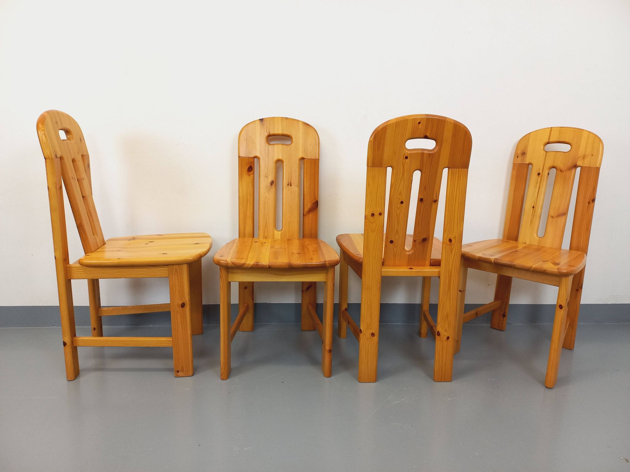 Suite de 4 chaises vintage en pin des années 70 80