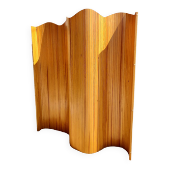 Articulated wooden screen