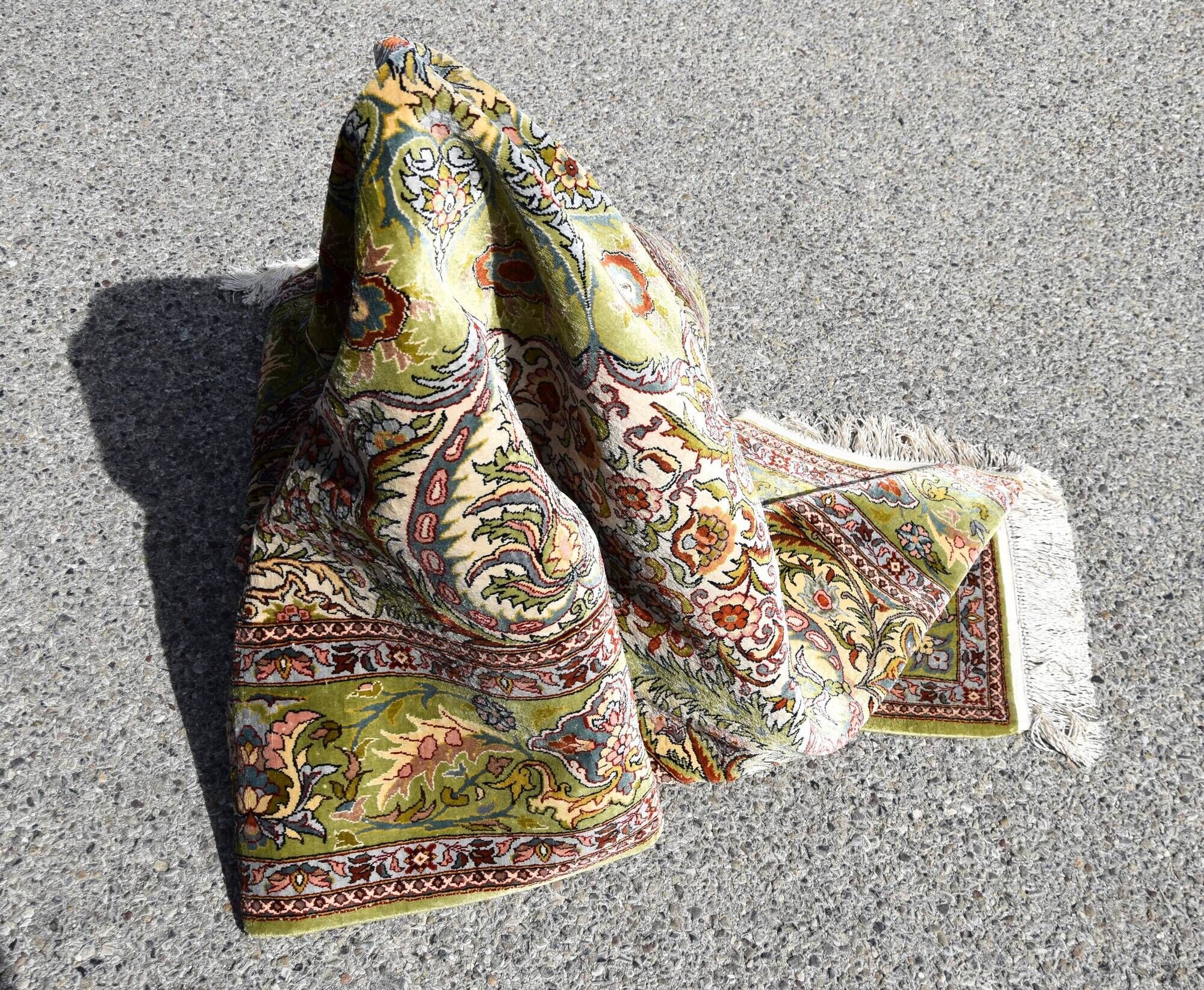 Pure silk Egyptian oriental carpet - : 1.50 X 2.20 meters. Handmade - silk on silk