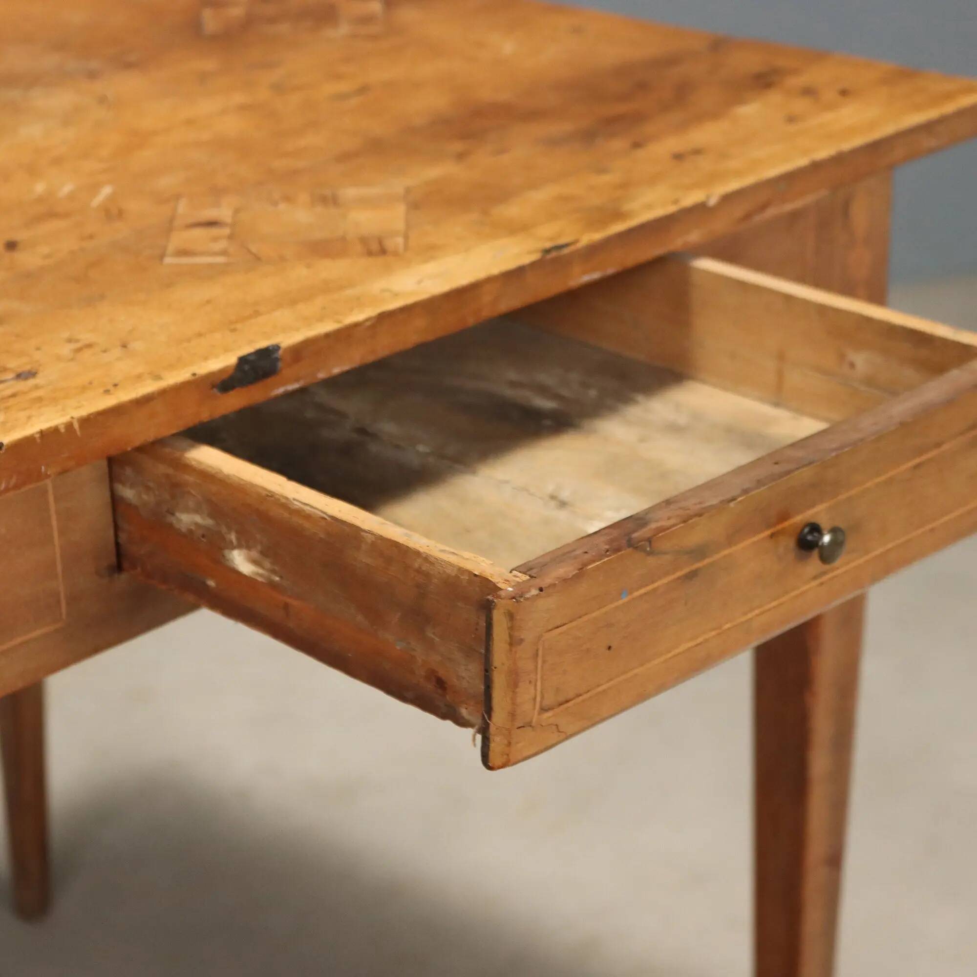 Antique neoclassical walnut coffee table with maple inlays, 18th century.